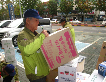 어르신 일자리 사업의 하나인 은하수 택배 사업 &copy;영등포구