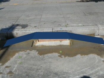 빗물받이 상부에 철재뚜껑을 덮은 모습