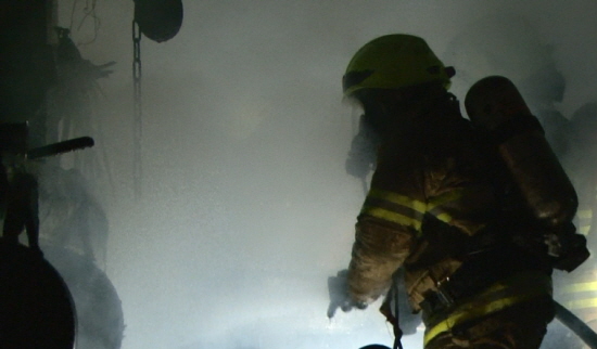 영등포구 문래동 작업장 화재 진압에 나선 영등포 소방대원   &copy;영등포소방서 