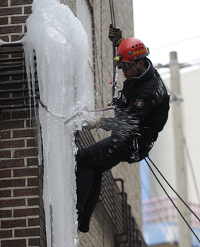고드름 제거하는 구조대  &copy;서울시