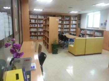  강동구 길동자치회관에 문을 연 ‘반딧불 작은도서관’ 