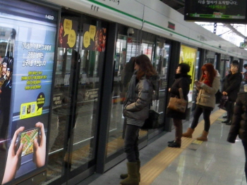 2호선 구로디지털역에서 시민들이 전동차가 들어오기를 기다리고 있다.