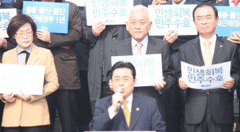 &nbsp; 전병헌 원내대표는 “국민과의 약속은 파기되고, 민생은 파탄나고, 민주주의는 파괴되고 있다”고 주장했다.