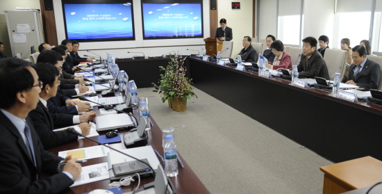 국회환노위 위원들이 기상청 5층 업무실에서 2014년 업무보고를 받고있다.(우측 두 번째 신계륜 환노위 위원장)