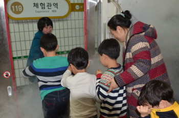 아이와 함게 소방안전 교육에 참가하고 있는 다문화가정 학부모 &copy;영등포소방서 