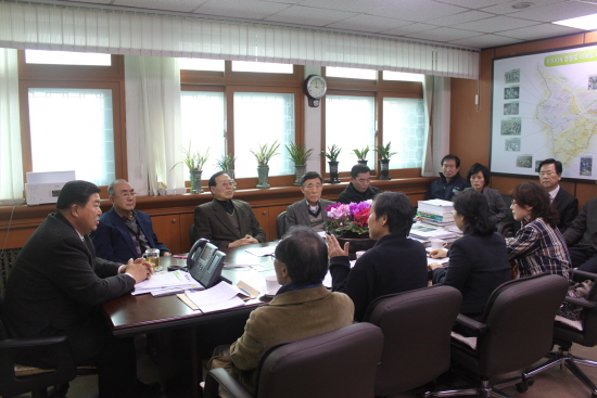 영등포구청실을 방문한 대우트럼프월드 입주자대표회의와 조길형 영등포구청장(왼쪽 끝)