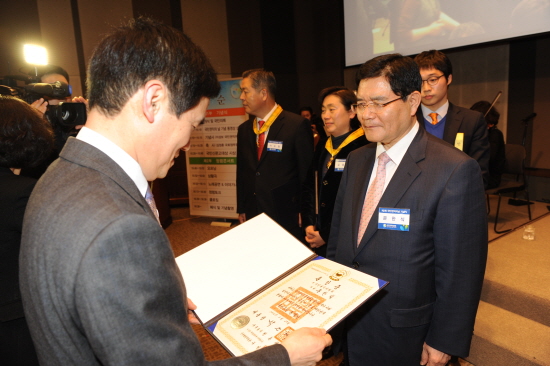 국민권익의 날 기념식에서 시상하는 이성보위원장