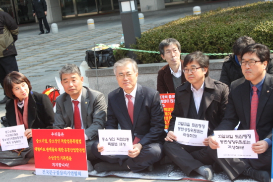 3일 오후 열린 기자회견에 참석한 민주당 유은혜 의원(왼쪽부터), 민생연대 이선근 대표, 민주당 문재인 의원, 전국유통상인연합회 인태현 상임대표, 을지로 위원회 우원식 위원장 등이 참석했다.  &copy;오경희 