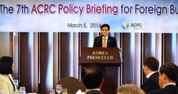 외국기업CEO들에게 한국 청렴정책을 설명하고 있는 이성보 국민권익위원장  &copy;안영혁 