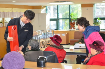 영등포소방서대원들이 영등포구노인복지관에서 어르신들에게 필요한 안전지식 교육을 실시하고 있다. &copy;영등포소방서 