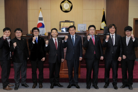 영등포구의회를 방문한 여의도 청년회의소 회장단과 함께한 영등포구의회 오인영 의장(오른쪽에서 네 번째)       &copy;영등포구의회 