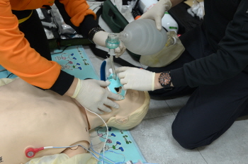 영등포소방서 구급대원이 CPR 응급처치훈련 실시하고 있다.  &copy;영등포소방서