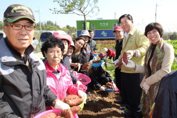 야외 치료프로그램에 참가한 치매어르신 및 가족 (오른쪽에서 두 번째는 조길형 영등포 구청장)   &copy;영등포구