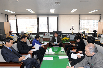 영등포구의회는 14일 오전 관내 학교 집단 식중독 발생과 관련해 행정위원회 회의실에서 영등포 보건소 관계자를 불러 긴급 대책 회의를 가졌다.