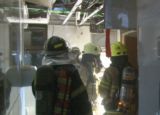 영등포포소방서 소방대원들이 긴급출동해 화재를 진압하고 있다. &copy;영등포소방서