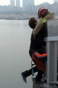 2월 23일 오후 마포대교 전망대 에서 투신을 시도하다 구조되고 있는 고 모씨  &copy;영등포시대 DB