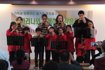 오카리나 수강생 연주 모습