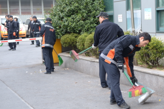 영등포소방서 직원들이 20일 아침 길거리 대청소를 실시하고 있다. &copy;영등포소방서 