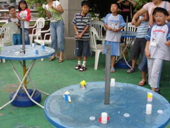 드라이아이스를 이용해 과학원리를 배우는 모습(2013년 생활과학교실)  &copy;영등포구청