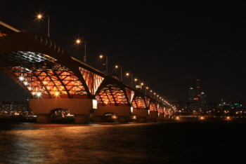 조명이 켜진 성산대교