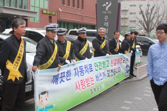 대중교통 이용캠페인 펼침막 앞을 한시민이 관심을 갖고 쳐다보면 지나가고 있다. &copy;영등포시대 