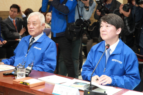 안철수․김한길 공동대표는 새정치민주연합 창당 후 첫 공식일정으로 서대문구청을 방문해 새정치민주연합 제1호 법안인 복지사각지대해소법(‘세모녀법’) 발의와 관련하여 취지를 설명했다.  ©안영혁 