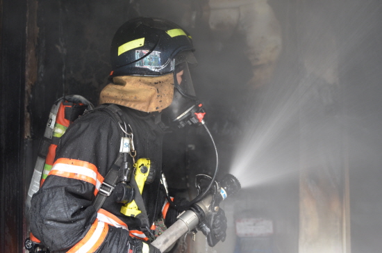 영등포소방대원들이 3일 오전 영등포구 가마산로48길 일반주택 반지하에서 발생한 화재를 진압하고 있다. 