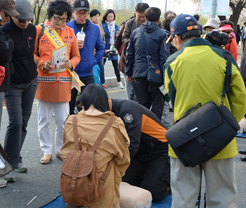 여의도 윤중로에서 봄꽃축제 상춘객을 대상으로 실시된 심폐소생술 