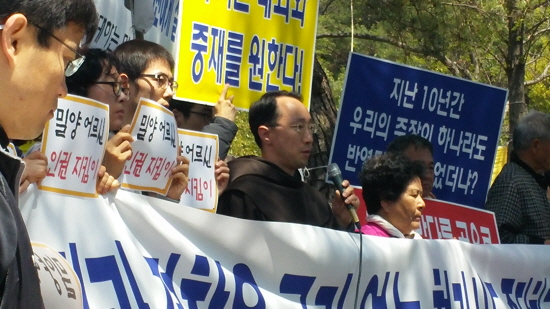 밀양765kV송전탑반대대책위원회를 비롯한 시민단체들이 기자회견을 열고 “한전과 경찰은 폭력 철거시도 중단하고, 대화와 중재를 통한 문제를 해결할 것”을 촉구했다.