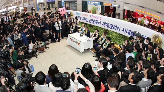 세계 평화운동가인 하늘문화세계평화광복 이만희 대표가 16일 입국, 인천공항에서 기자회견을 열고 있다.