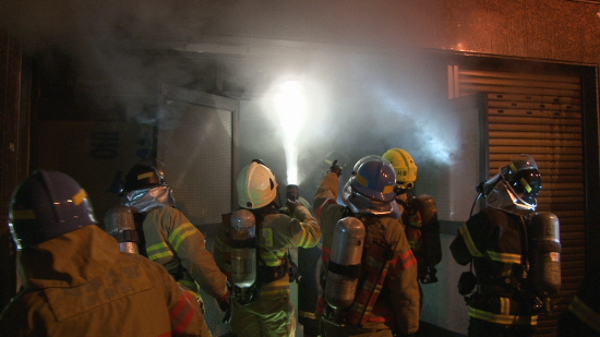  영등포소방대원들이 출동해 영등포구 선유동1로 점포에서 발생한 화재를 진압하고 있다.