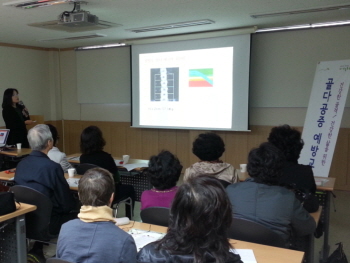  2013년 10월 실시한 골다공증 예방교실 모습  &copy;영등포구