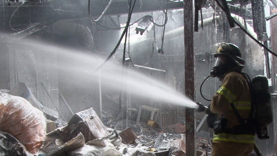 영등포소방 대원이 영등포구 문래동2가 화재현장에 출동해 화재 진압작업을 펼치고 있다.