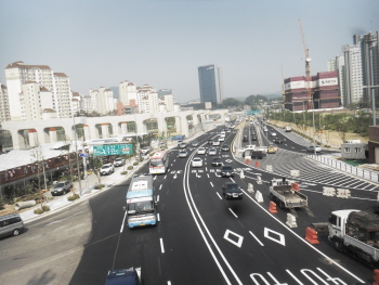 보도육교를 설치토록 조정․중재한 왕복 10차로 양재대로