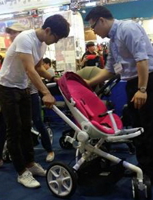 퀴니 무드 유모차 사용방법을 듣고 있는 예비엄마아빠 윤형빈 정경비부부  &copy;와이케이비앤씨