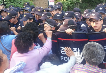  밀양 송전탑 반대현장 에서 경찰과 주민들이 대치하고 있다.(2013년 10월 4일)영등포시대 db