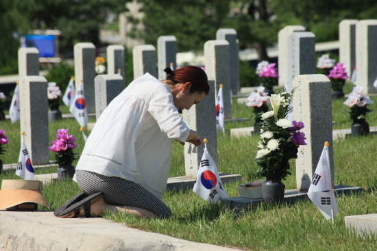6일 국립서울현충원을 찾은 유가족이 참배를 올리고 있다.