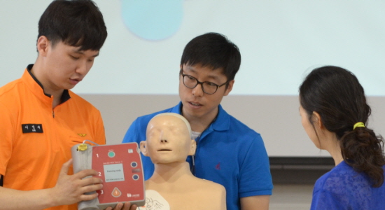 9일(월) 오후 영등포구 영림초등학교 교직원이 응급처지 교육을 받고 있다.