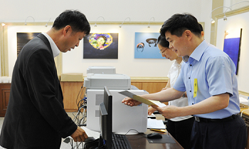 김용석 서울시의원 당선인이 의원 등록 절차를 밟고 있다