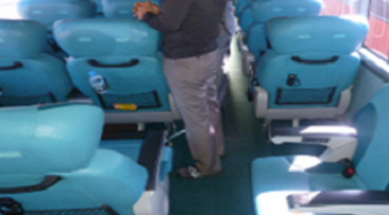 차량내부 뒷좌석 불법으로 구조를 변경하여 적발된 버스 내부전경