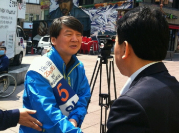 2013년 4.24 재보선 선거에서 노원병에 출마한 안철수 후보가 선거운동을 하고 있다.(&copy;영등포시대 DB).