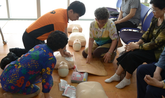 영등포치매지원센터 거주하는 어르신들이 소방교육을 받고 있다.  &copy;영등포소방서