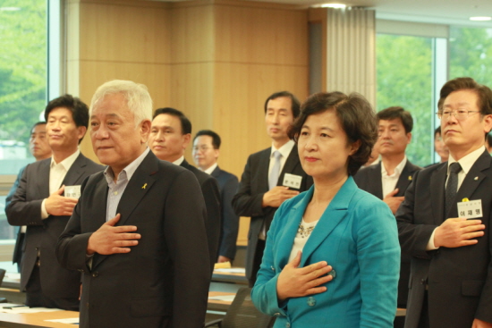 당선자 워크숍에 참석한 김한길 대표와 추미애 의원, 이재명 성남시장 당선자.