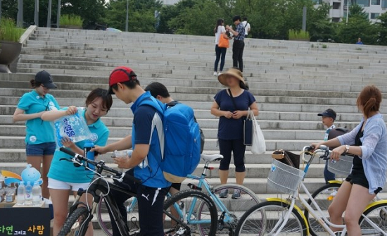  아리아띠 서포터즈가 물 홍보활동을 펼치고 있다.