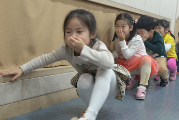 영등포구 관내 어린이집 원생들이 영등포소방서가 실시한 안전교육을 받고 있다.