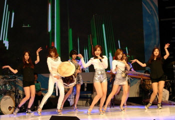 신국악 걸그룹 소리아밴드의 공연 모습 &copy;소리아그룹