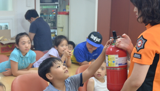 솔로몬지역아동센터 어린이들이 소방안전교육을 받고 있다.