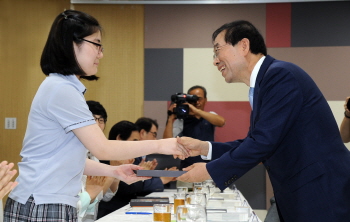 청소년 분야 유지인 명예부시장에게 위촉패를 수영하는 박원순 시장