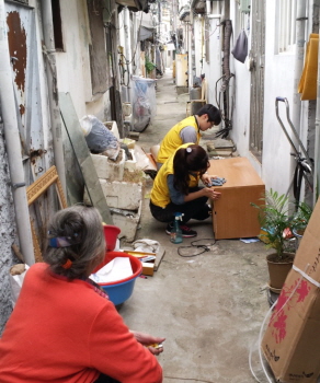 나눔 사진부문은 희망온돌 ‘행복한 방 만들기’의 도배, 장판 교체 풍경이 담긴 조○○씨의 ‘고맙네 고마워’