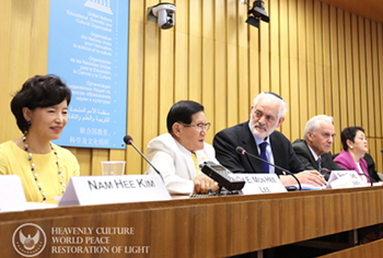  이만희 (사)하늘문화세계평화광복 대표(왼쪽에서 두 번째)가 프랑스 파리 유네스코(UNESCO) 본부에서 열린 ‘글로벌윤리를 위한 국제의회연합(IPCGE) 주최 평화컨퍼런스’에 참석해 기조연설을 하고 있다  &copy;(사)하늘문화세계평화광복